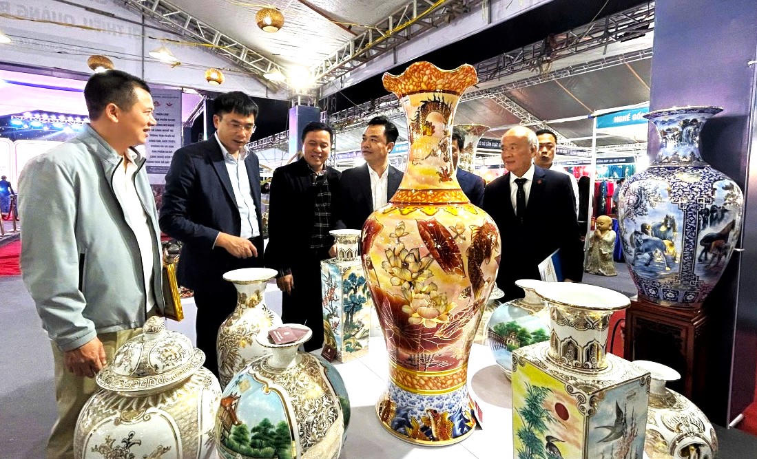 Sản phẩm gốm sứ Bát Tràng đặc sắc được trưng bày tại Triển lãm quảng bá, giao thương kết nối các sản phẩm OCOP, thủ công mỹ nghệ và làng nghề phục vụ du lịch tại xã Bát Tràng.


