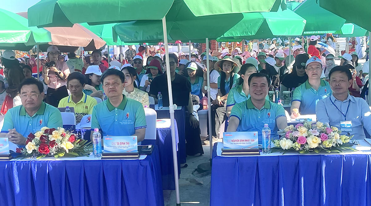 Các đại biểu tham dự tại buổi lễ. Ảnh: Thùy Trang.