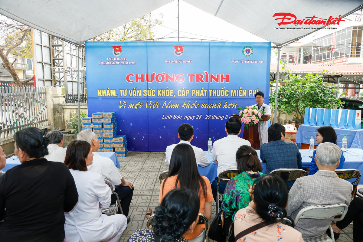 Quang cảnh chương trình&nbsp;khám, tư vấn sức khỏe và cấp phát thuốc miễn phí tại phường Linh Sơn. Ảnh: Quang Vinh.