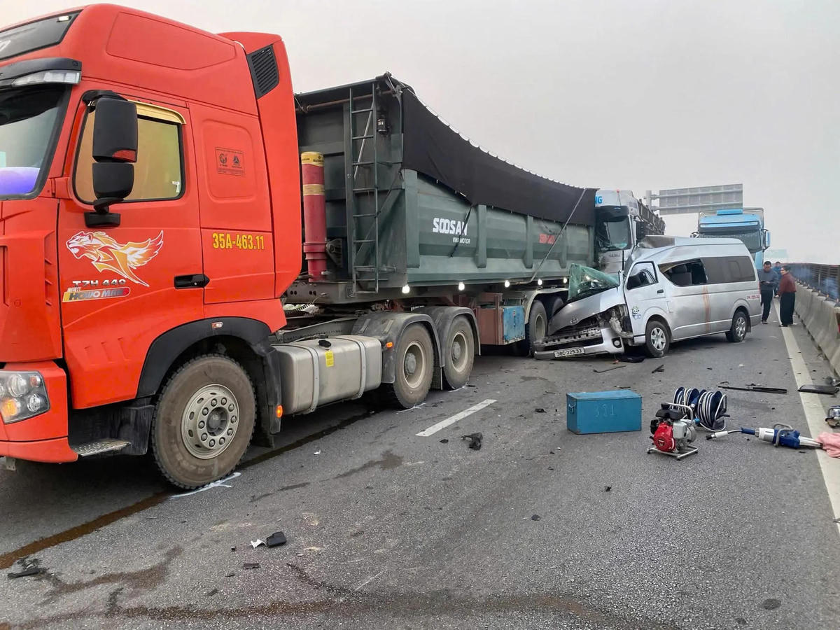 Vụ TNGT nghiêm trọng trên đường cao tốc Bắc - Nam xảy ra ngày 14/1, đoạn qua xã Đồng Tiến. Ảnh: Đình Minh