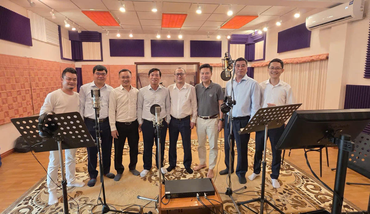 Các bác sĩ Bệnh viên Hữu nghị Việt Xô hát ca khúc Trái tim chữa lành trái tim.