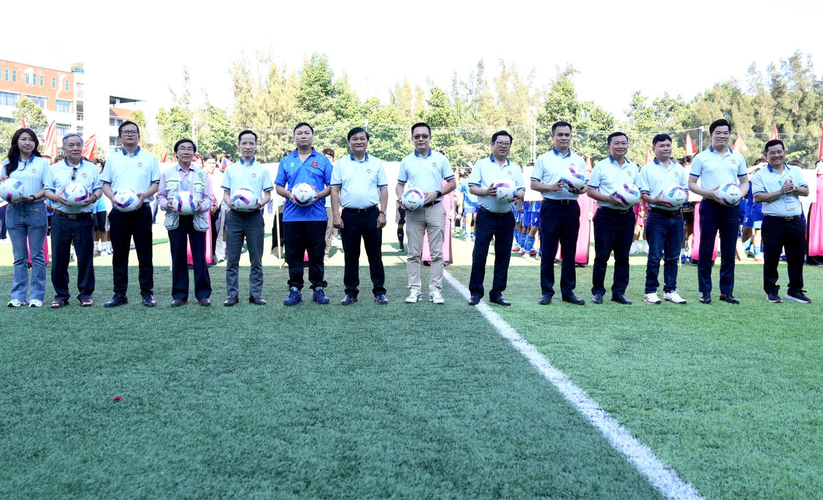 Các lãnh đạo và Ban tổ chức xuống sân động viên các cầu thủ thi đấu. Ảnh: Thúy Trang.
