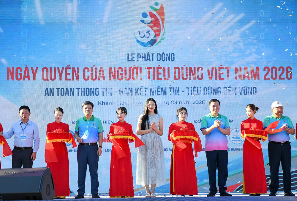 Các đại biểu cắt băng Lễ phát động Ngày Quyền của con người tiêu dùng năm 2026. Ảnh: Thùy Trang.