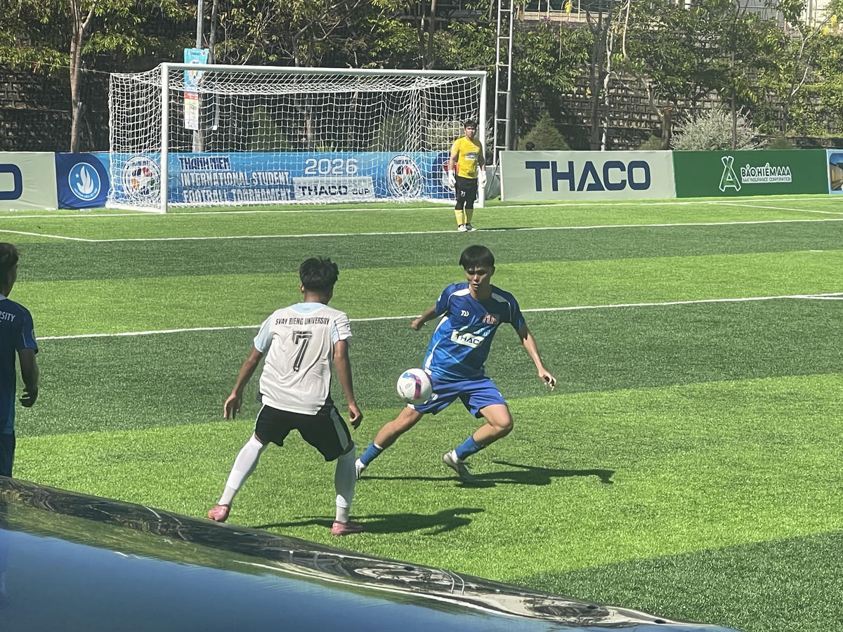 Pha tranh chấp của các cầu thủ đội ĐH Quốc gia Singapore  và Trường ĐH Svay Rieng Campuchia. Ảnh: Thùy Trang.