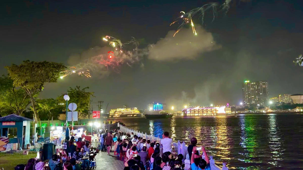 Hàng nghìn người xem biểu diễn dù lượn kết hợp bắn pháo hoa trên sông Sài Gòn