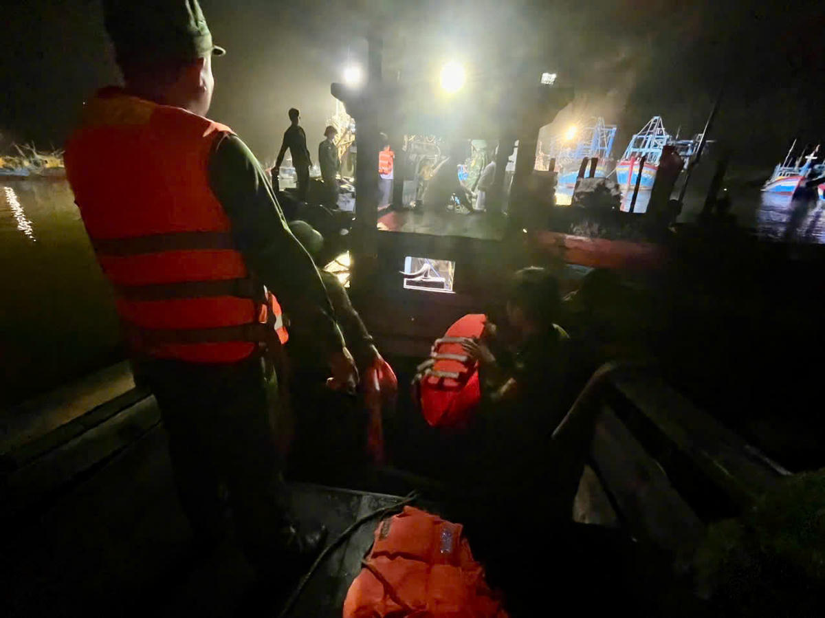 Đồn Biên phòng Bình Châu và các lực lượng tham gia dập tắt đám cháy trên tàu cá. Ảnh: Quang Anh.