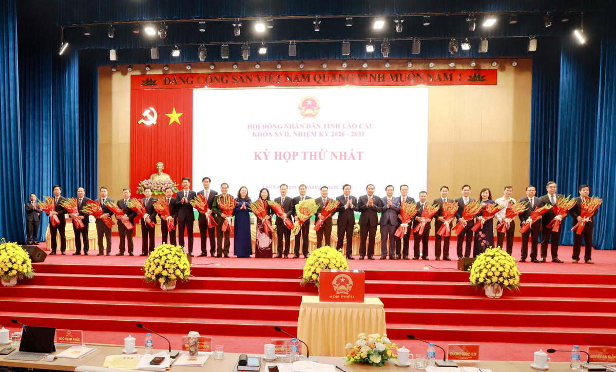 Tặng hoa chúc mừng Chủ tịch, các Phó Chủ tịch, Trưởng ban Công tác HĐND tỉnh. Ảnh: Báo Lào Cai.