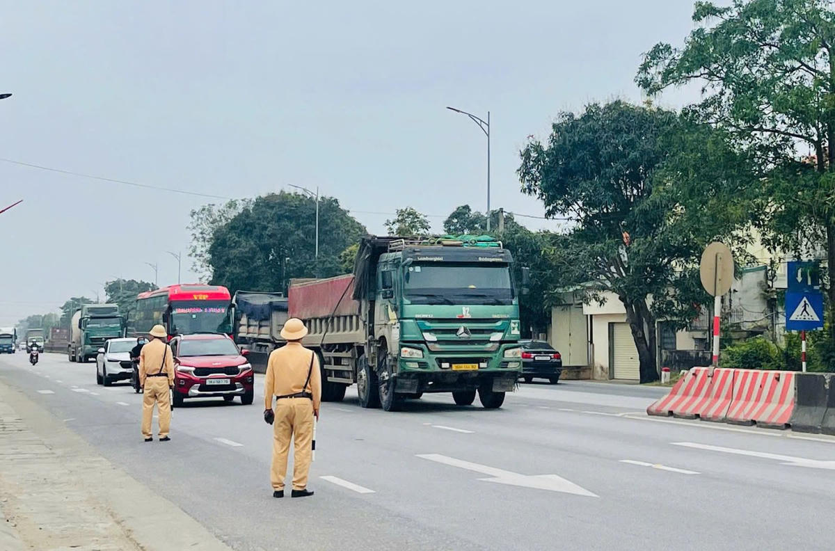 Cán bộ Trạm CSGT Quảng Xương tăng cường tuần tra các phương tiện lưu thông trên QL 1A giữa tháng 3/2026. Ảnh: CATH