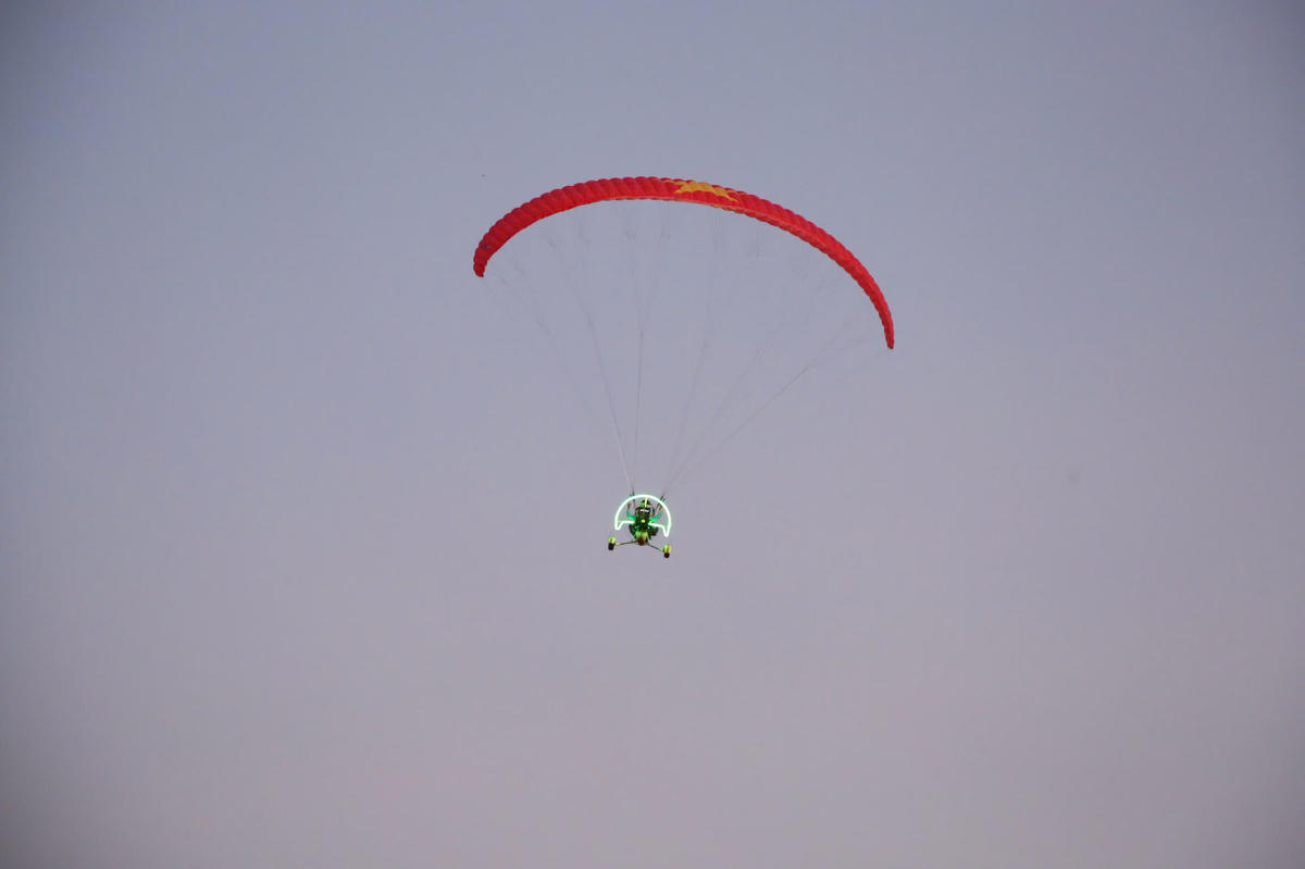 Hàng nghìn người xem biểu diễn dù lượn kết hợp bắn pháo hoa trên sông Sài Gòn