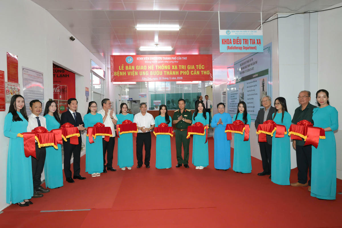 Lễ bàn giao hệ thống xạ trị gia tốc tại Cơ sở I&nbsp;Bệnh viện Ung bướu Cần Thơ. Ảnh: Trung Phạm