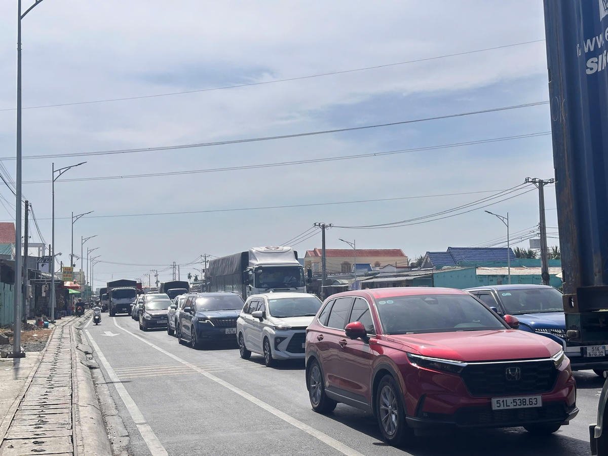 Tình trạng ùn ứ kéo dài thường xuyên xảy ra ở khu vực này. Ảnh: Trung Ngãi