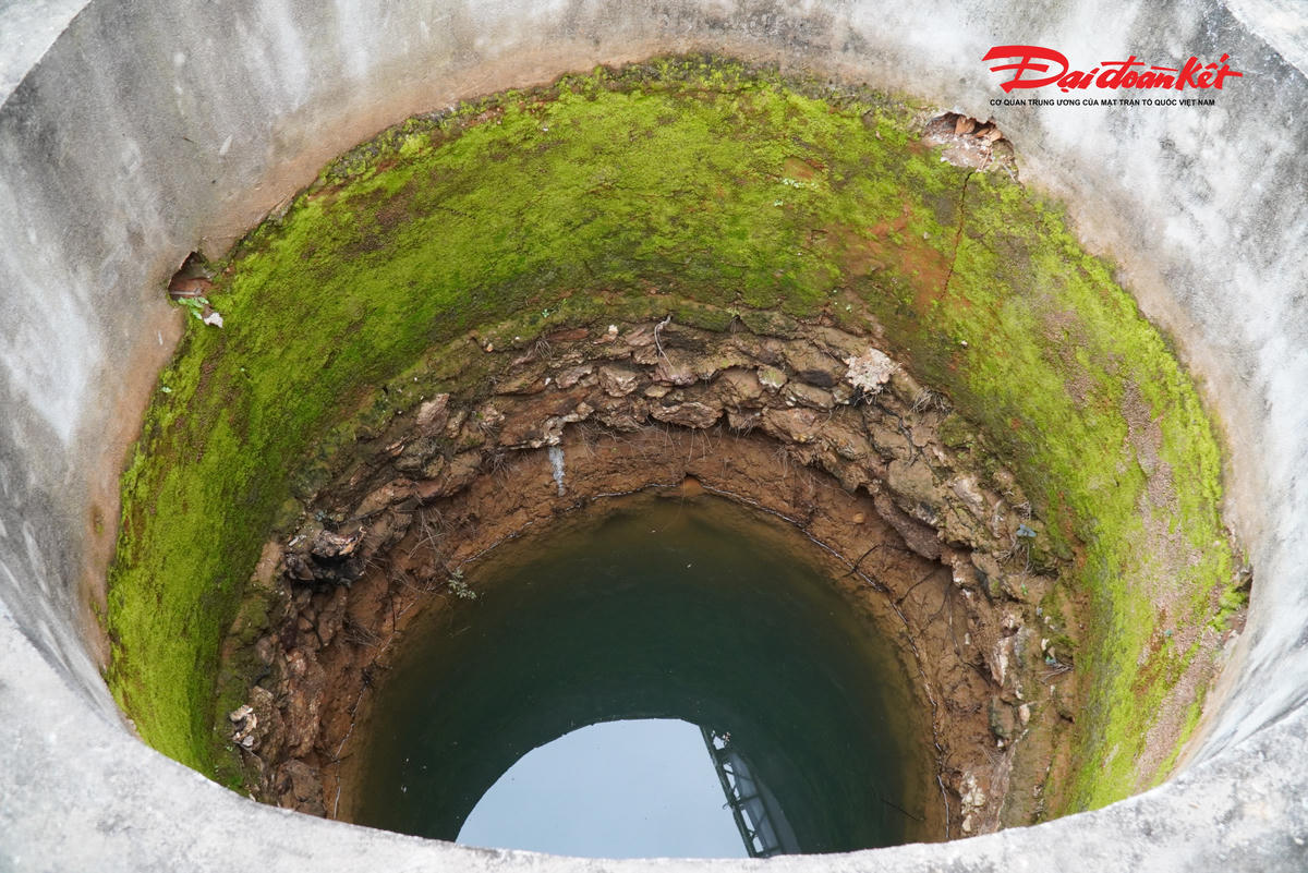 Giếng cổ đang được tu bổ. Ảnh: Hạnh Nguyên.