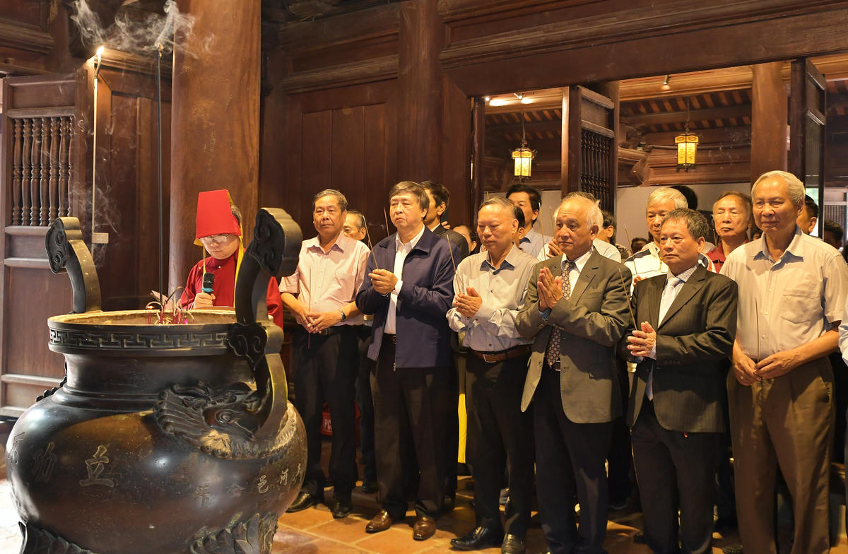 Các đại biểu dâng hương tri ân tưởng nhớ Trạng nguyên Mạc Đĩnh Chi.