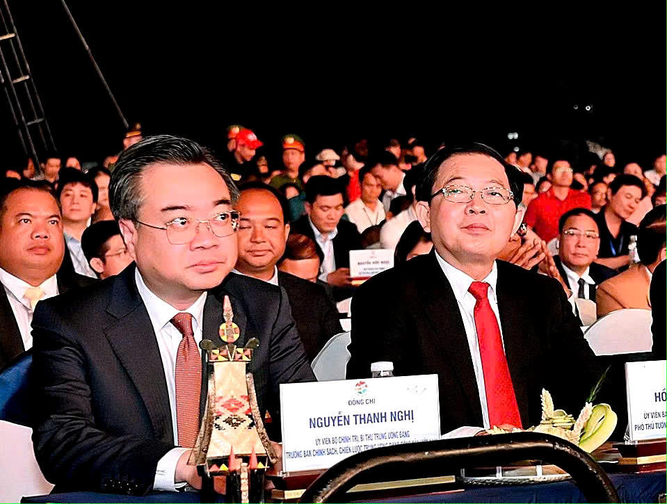 Ông Nguyễn Thanh Nghị (bên trái), Trưởng Ban Chính sách, Chiến lược Trung ương cùng Phó Thủ tướng Chính phủ Hồ Quốc Dũng tham dự buổi lễ. Ảnh: CV.