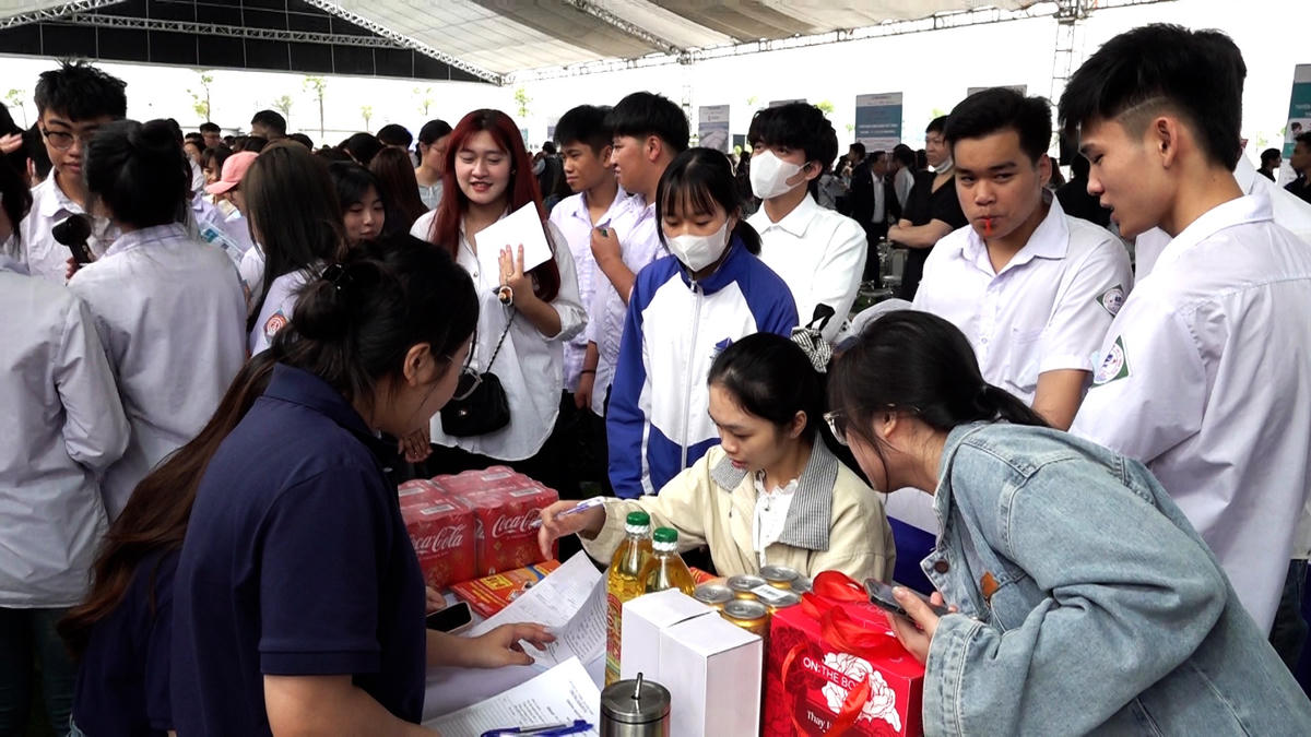 Ngày hội việc làm tại KCN Sông Khoai là hoạt động thiết thực nhằm tăng cường kết nối cung - cầu lao động, mở ra hơn 12.600 cơ hội việc làm.