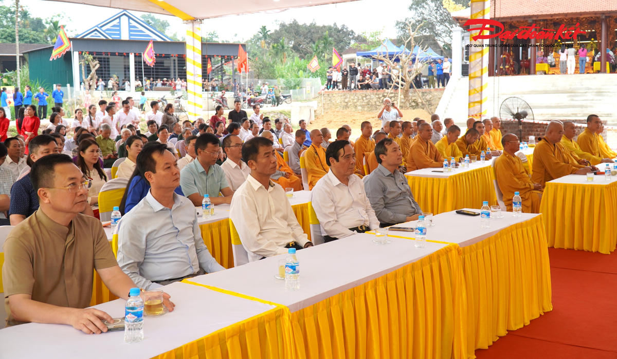 Đại biểu tham dự buổi lễ. Ảnh: Hạnh Nguyên.