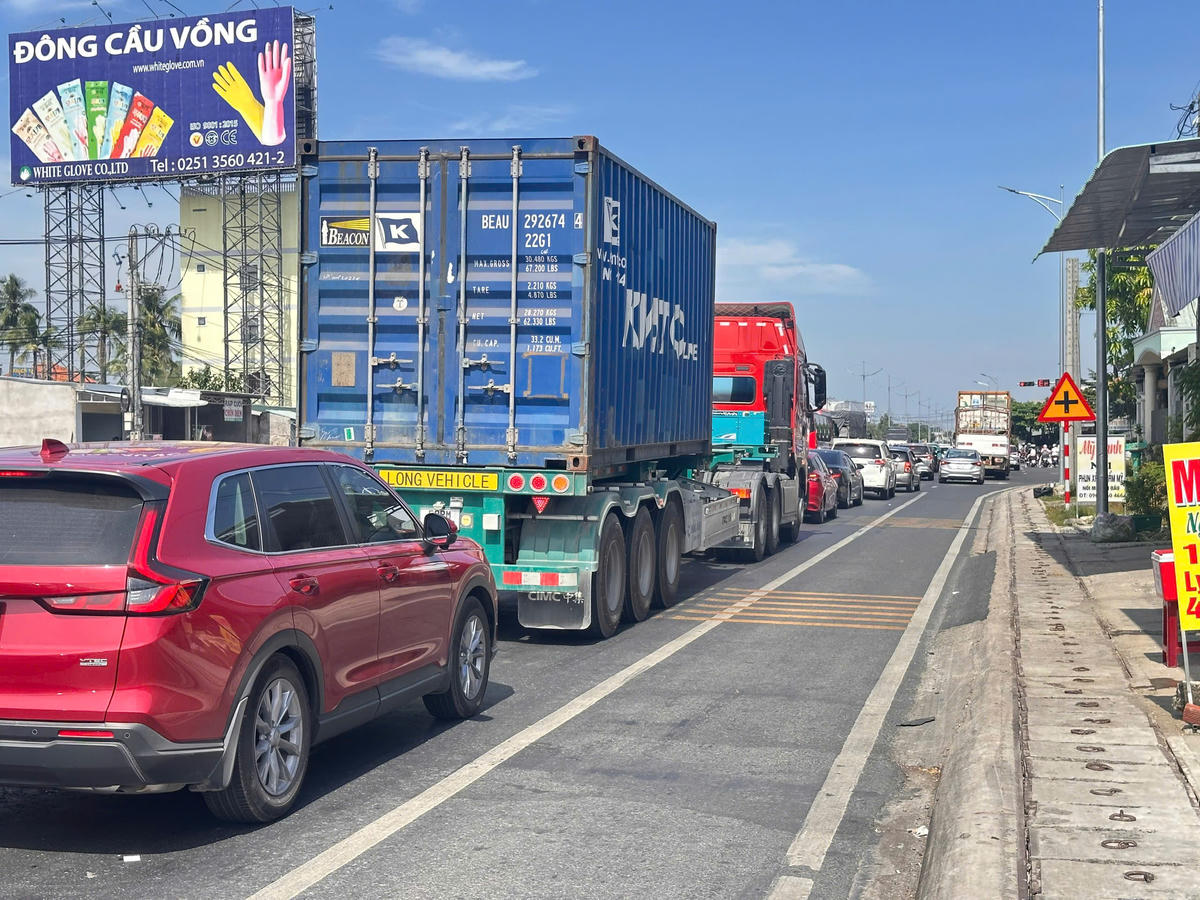 Vào giờ cao điểm và cuối tuần, tại khu vực ngã tư Đồng Tâm thường xuyên xảy ra tình trạng ùn ứ giao thông cục bộ. (Ảnh: Trung Ngãi).