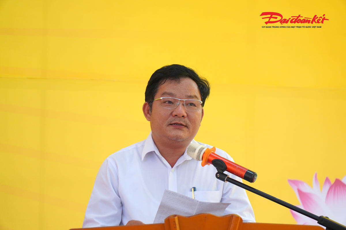 Ông Đặng Quốc Bảo, Phó Chủ tịch UBND xã Hương Bình phát biểu tại buổi lễ. Ảnh: Hạnh Nguyên.