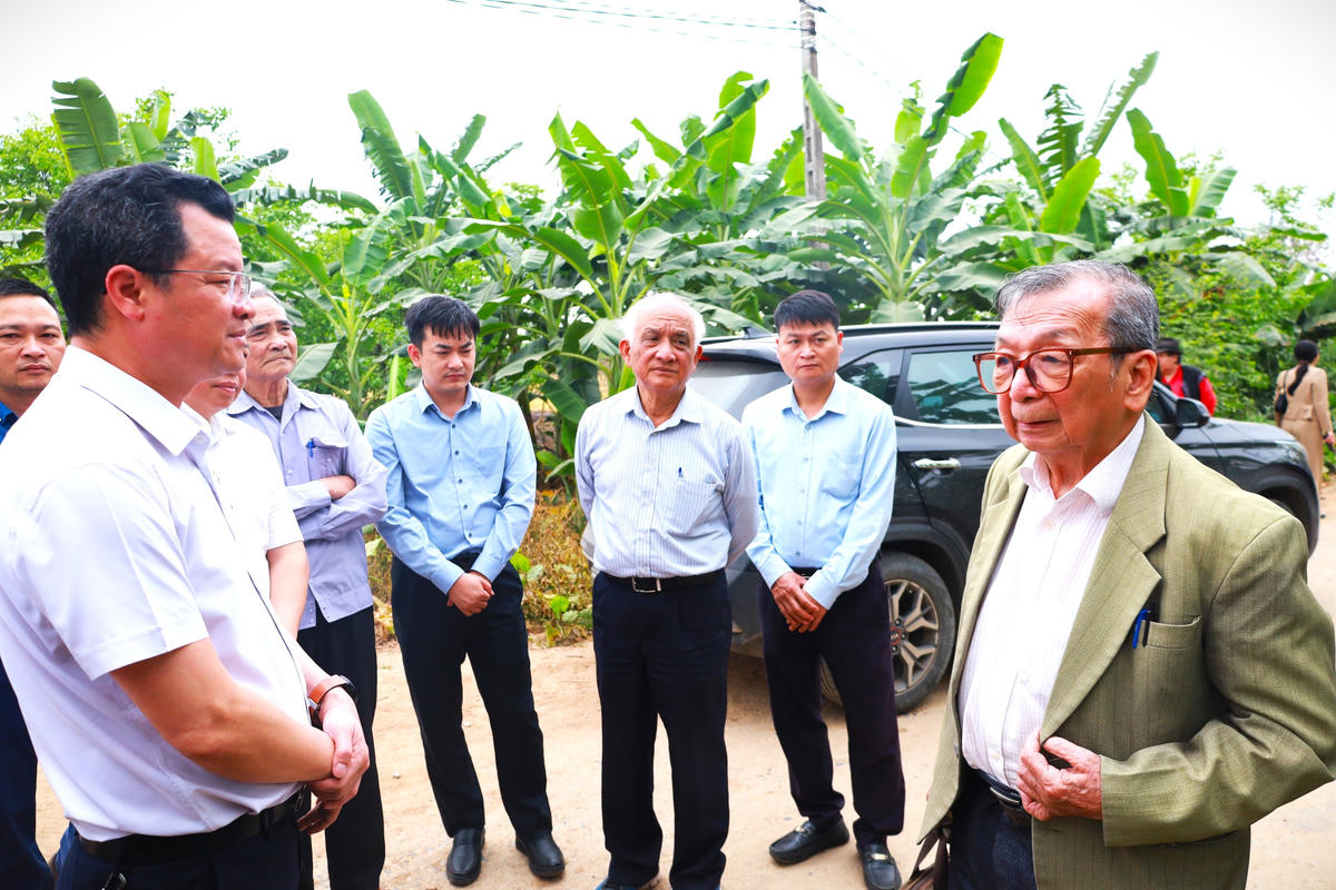 Các nhà khoa học và lãnh đạo xã Minh Châu (Hà Nội) tại Khu vực dự kiến phục dựng di tích Miếu/Đền Thủy Thần thuộc thôn Chu Chàng.