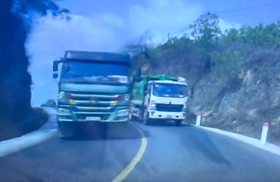 Từ clip ghi lại cảnh xe chở rác cố tình vượt sai trên QL 217, ngày 24/3, Phòng CSGT Công an tỉnh Thanh Hóa đã ra quyết định xử phạt tài xế lái xe. Ảnh: Chụp màn hình