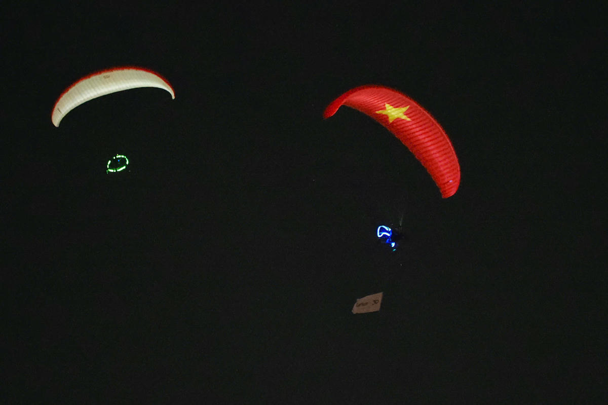 Hàng nghìn người xem biểu diễn dù lượn kết hợp bắn pháo hoa trên sông Sài Gòn