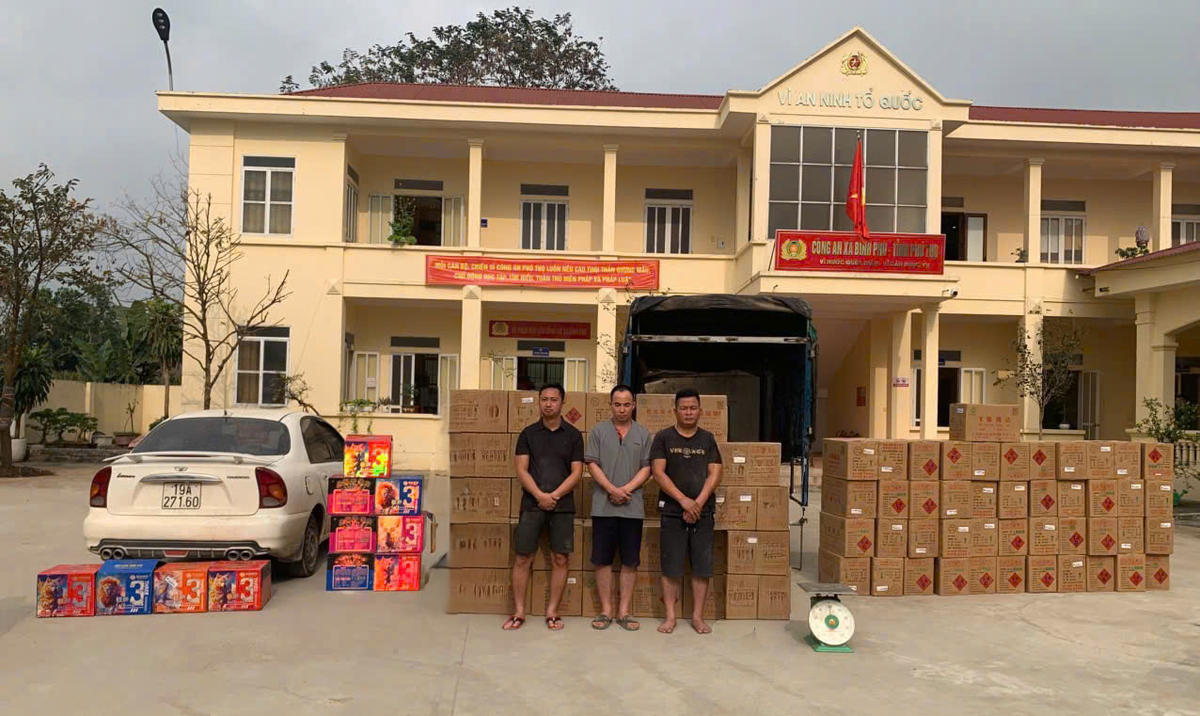 Các đối tượng cùng tang vật. Ảnh: Công an tỉnh Phú Thọ.