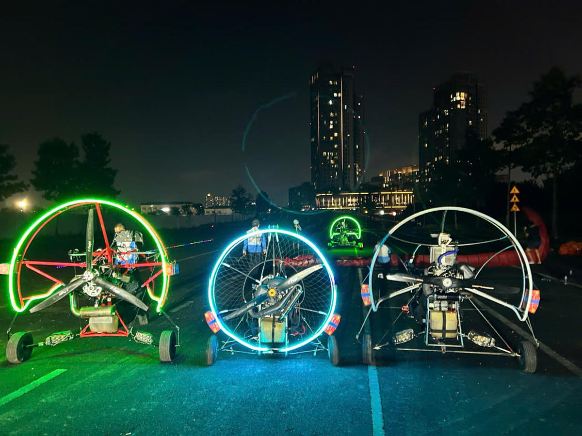 Dù lượn vào vị trí trước giờ &nbsp;bay. Ảnh: Lâm Quang Quý.