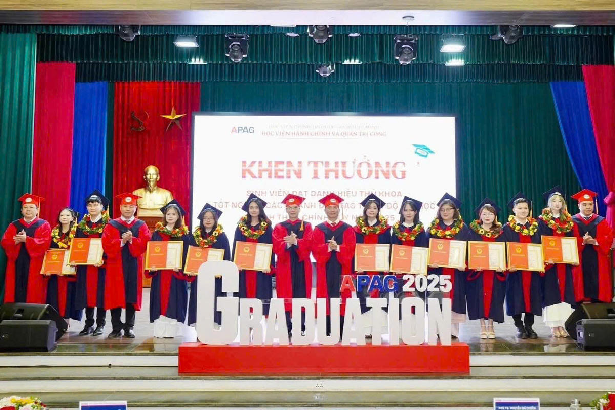 Lê Thị Hảo được Học viện Hành chính và Quản trị công khen thưởng sinh viên đạt danh hiệu thủ khoa tốt nghiệp.
