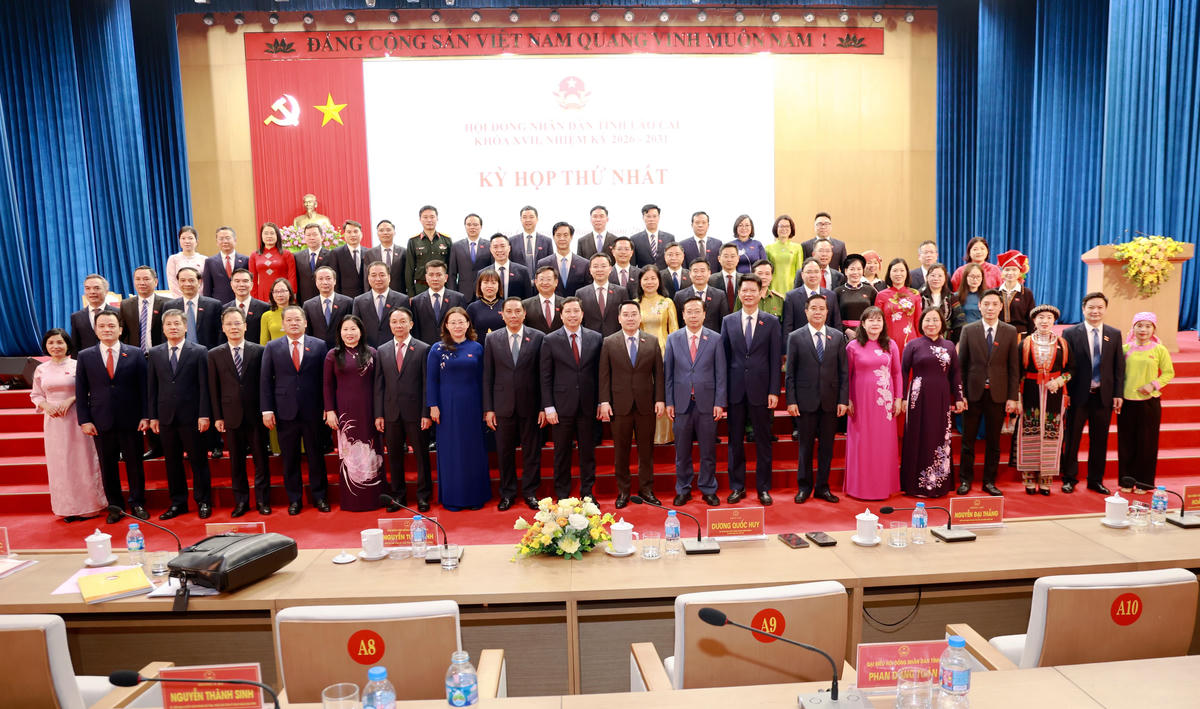 Các đại biểu chụp ảnh lưu niệm tại kỳ họp. Ảnh: báo LC.