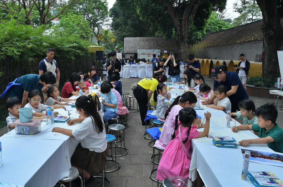Các em nhỏ trực tiếp vẽ tranh tại lễ phát động. 