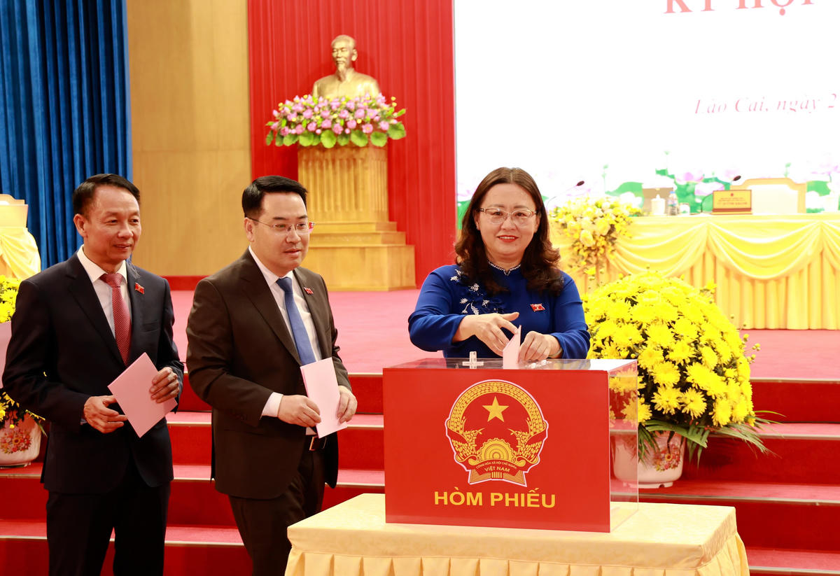 Phó Bí thư Tỉnh ủy, Chủ tịch Ủy ban MTTQ Việt Nam tỉnh Lào Cai Giàng Thị Dung và các đại tiến hành quy trình bầu các chức danh thường trực &nbsp;HĐND và UBND khoá mới. Ảnh: Báo Lào Cai..