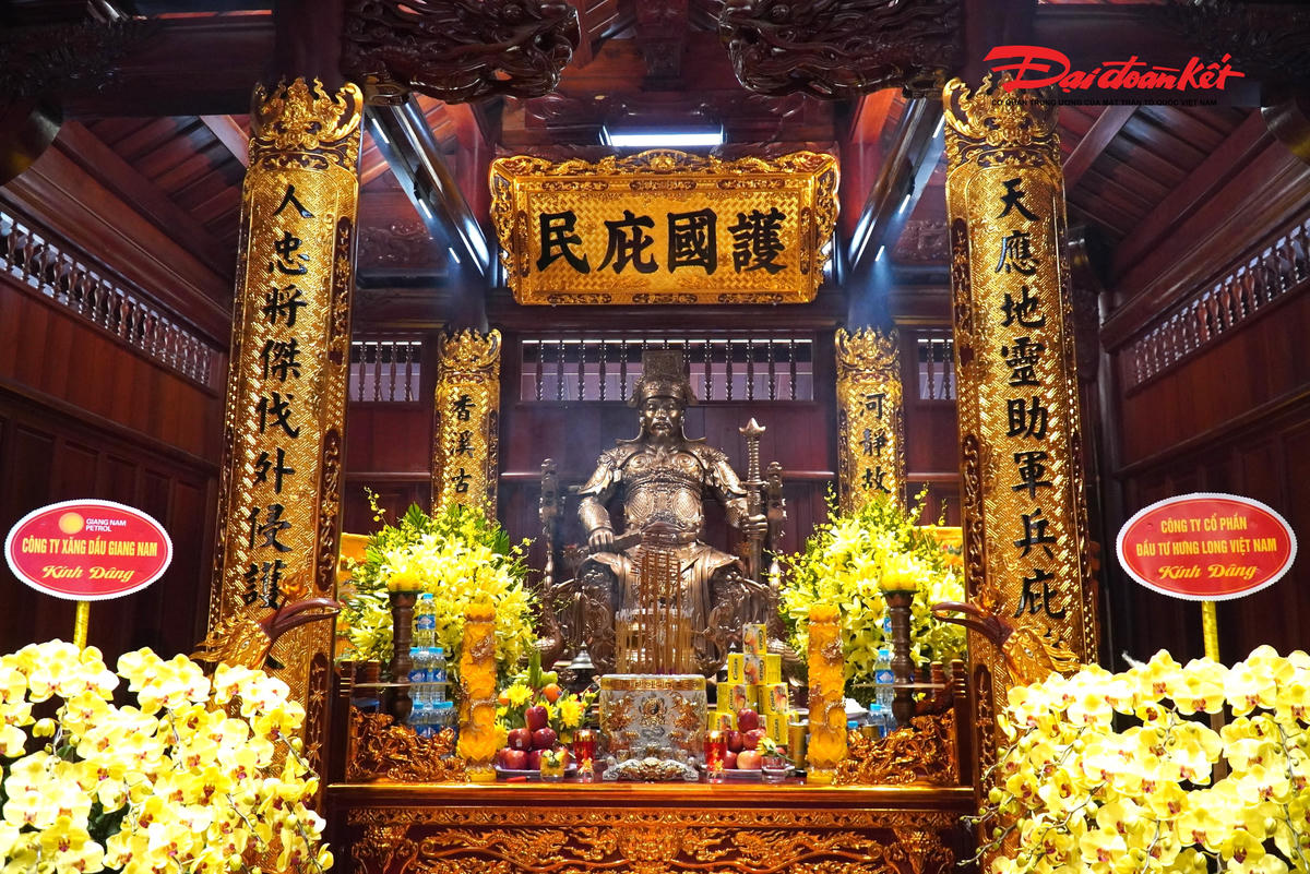 Tượng Đức Đại Vương Dương Đô cao 1,8m; rộng 1,3m. Ảnh: Hạnh Nguyên.