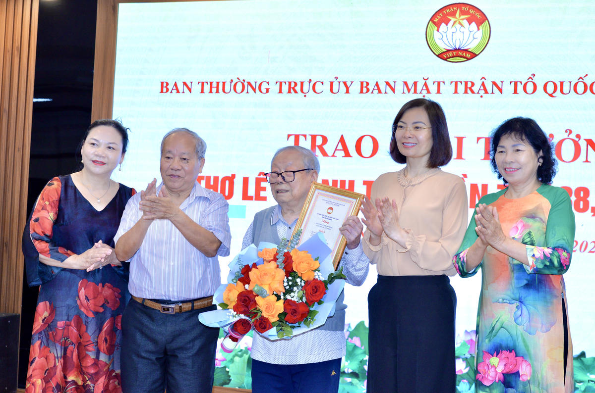 Giải A được trao cho tác giả Lê Khoái - thành viên CLB Thơ Đường luật Hạ Long với bài thơ "Sông Đáy".