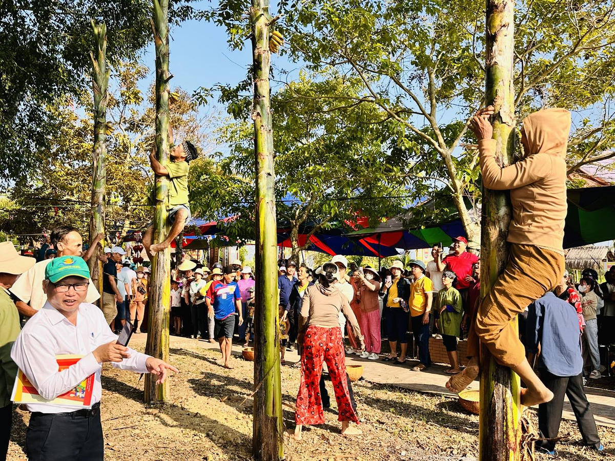 Phần thi leo chuối. Ảnh: Quốc Lành.