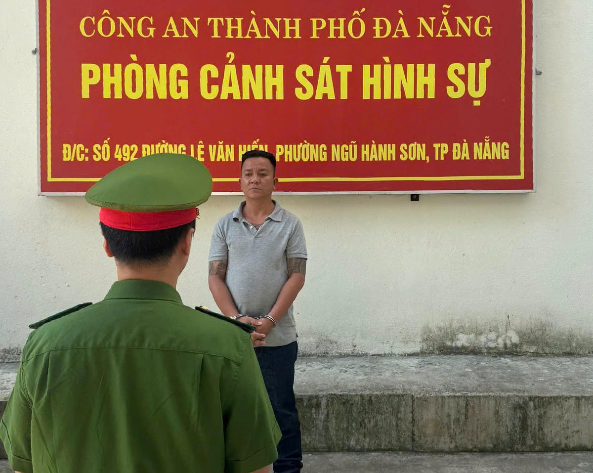 Lực lượng Công an TP Đà Nẵng đọc quyết định bắt Đặng Phước Long. Ảnh: CV.