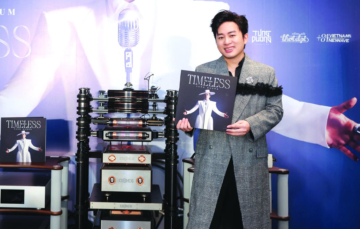 Ca sĩ Tùng Dương cùng đĩa than "The Voice - Timeless".