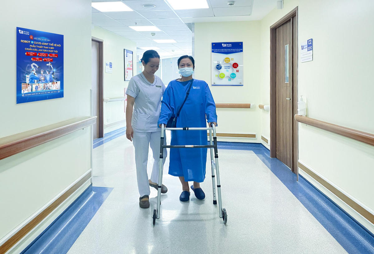 Bà Phước tập đi lại chỉ sau 1, 2 ngày thay khớp gối với sự hỗ trợ của Robot CUVIS-Joint. Ảnh: Bệnh viện Đa khoa Tâm Anh
