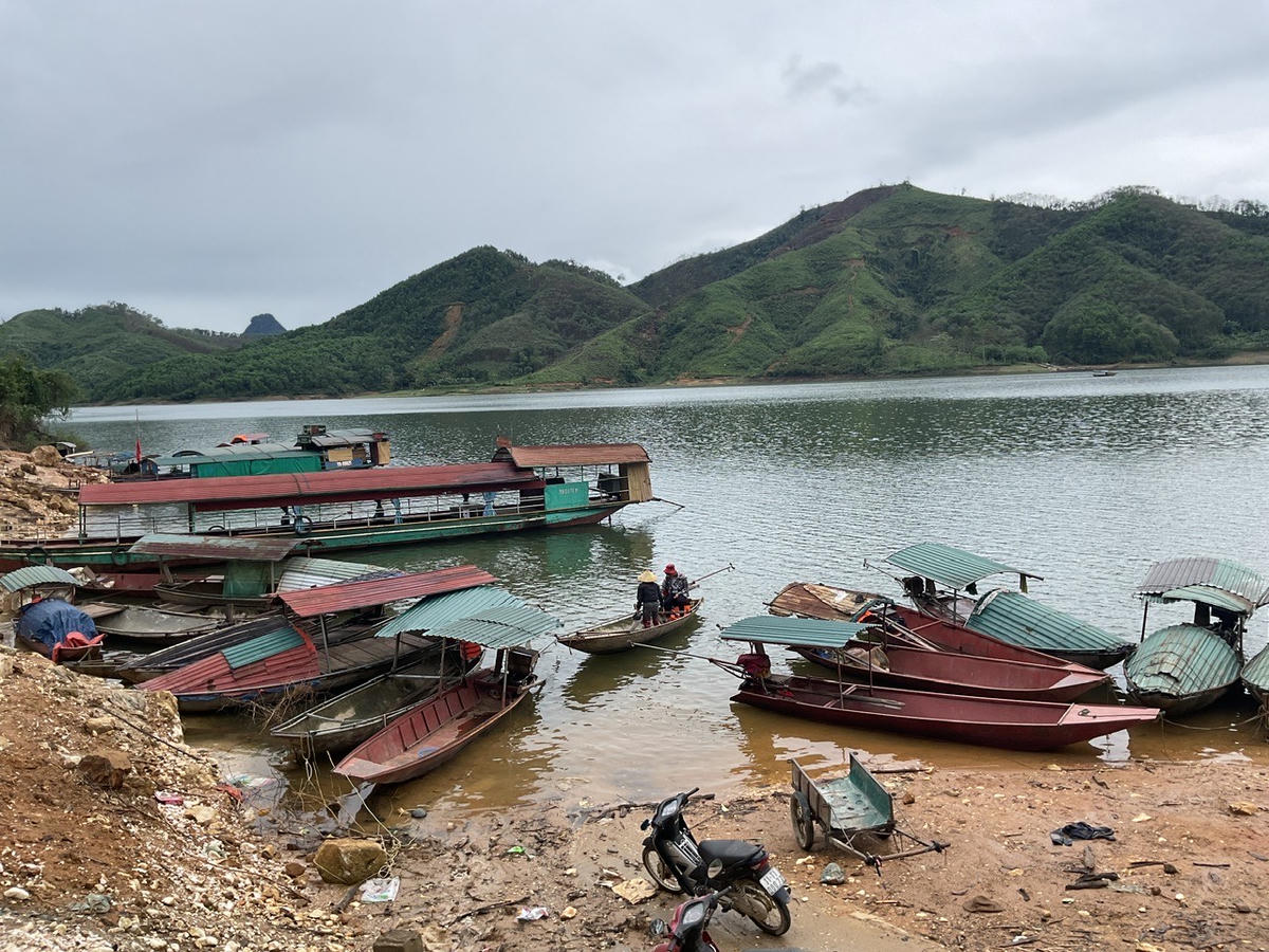 Bẻ lái giữa lòng hồ Thác Bà