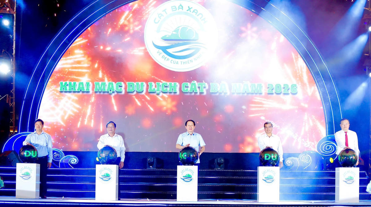 Lãnh đạo TP Hải Phòng và đặc khu Cát Hải nhấn nút khai mạc du lịch Cát Bà 2026. Ảnh: Hoàng Phước.&nbsp;