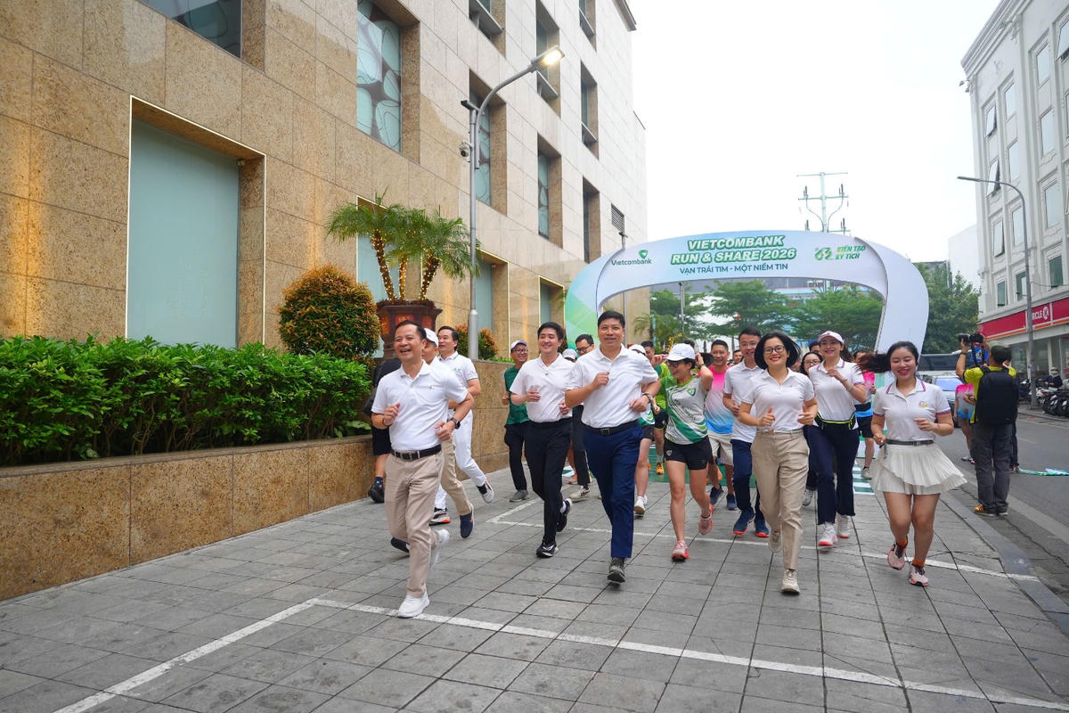 Đại diện lãnh đạo Vietcombank, các đại biểu, khách mời và vận động viên chính thức xuất phát, đánh dấu những bước chân đầu tiên của Giải chạy trực tuyến “Vietcombank Run &amp; Share 2026: Vạn trái tim – Một niềm tin”