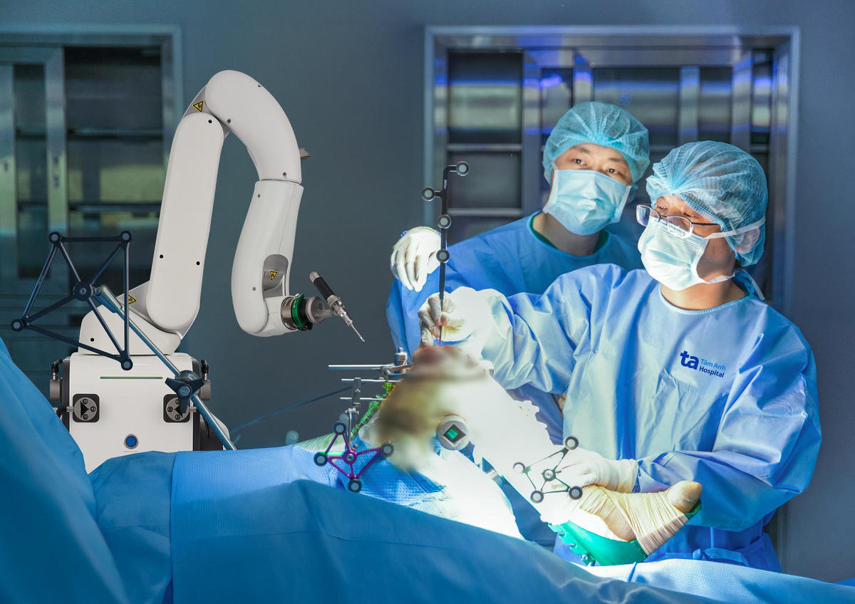 Robot CUVIS-Joint chủ động cắt xương thay khớp chuẩn xác từng milimet, giúp căn chỉnh trục chân tối ưu. Ảnh: Bệnh viện Đa khoa Tâm Anh