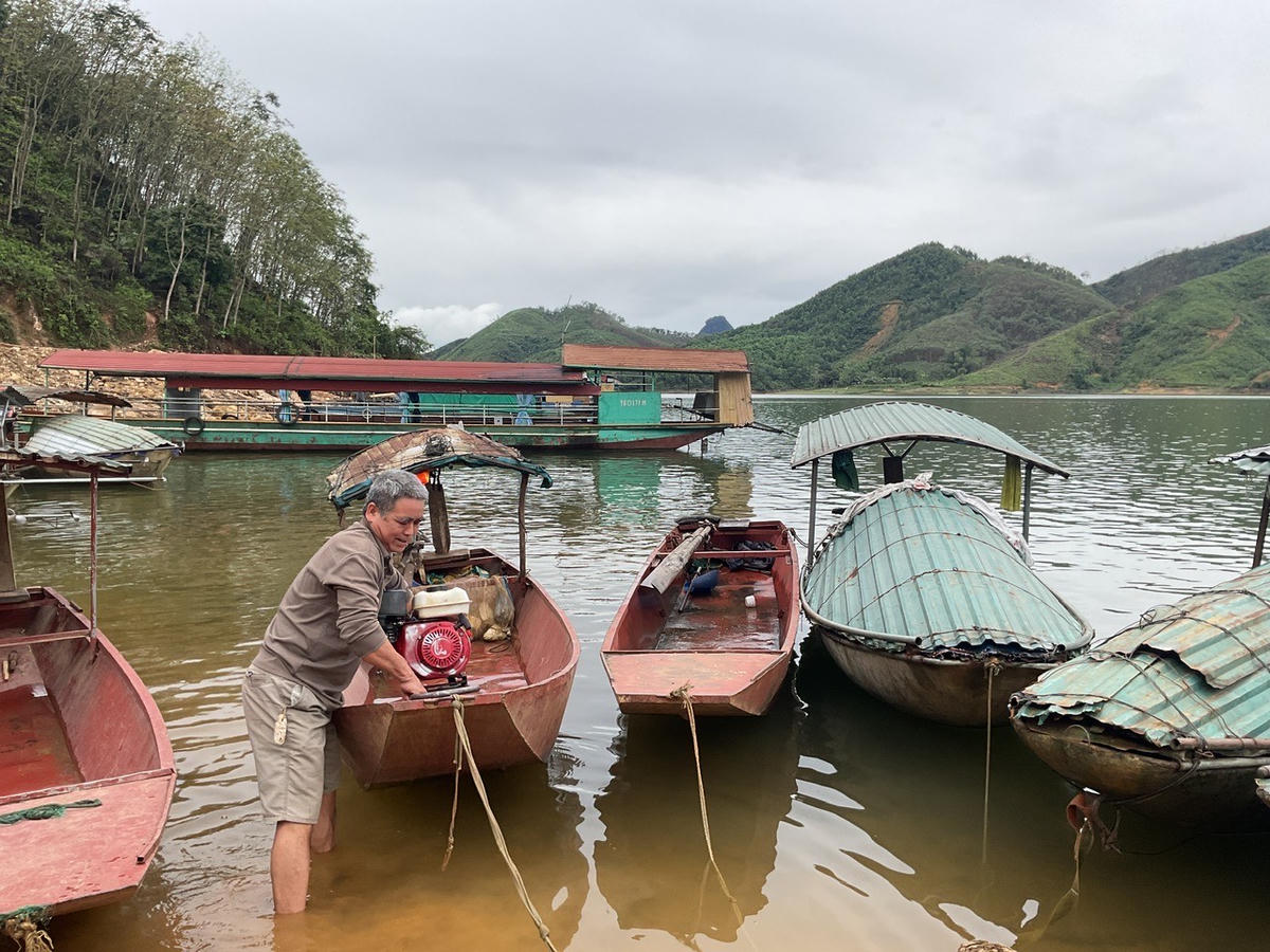 Ông Vương Hồng Tương, một cư dân “nông - ngư” bản Tày ở thôn Mỏ Quan ven hồ Thác Bà, đang chuẩn bị lái thuyền đi làm nương như mọi ngày.