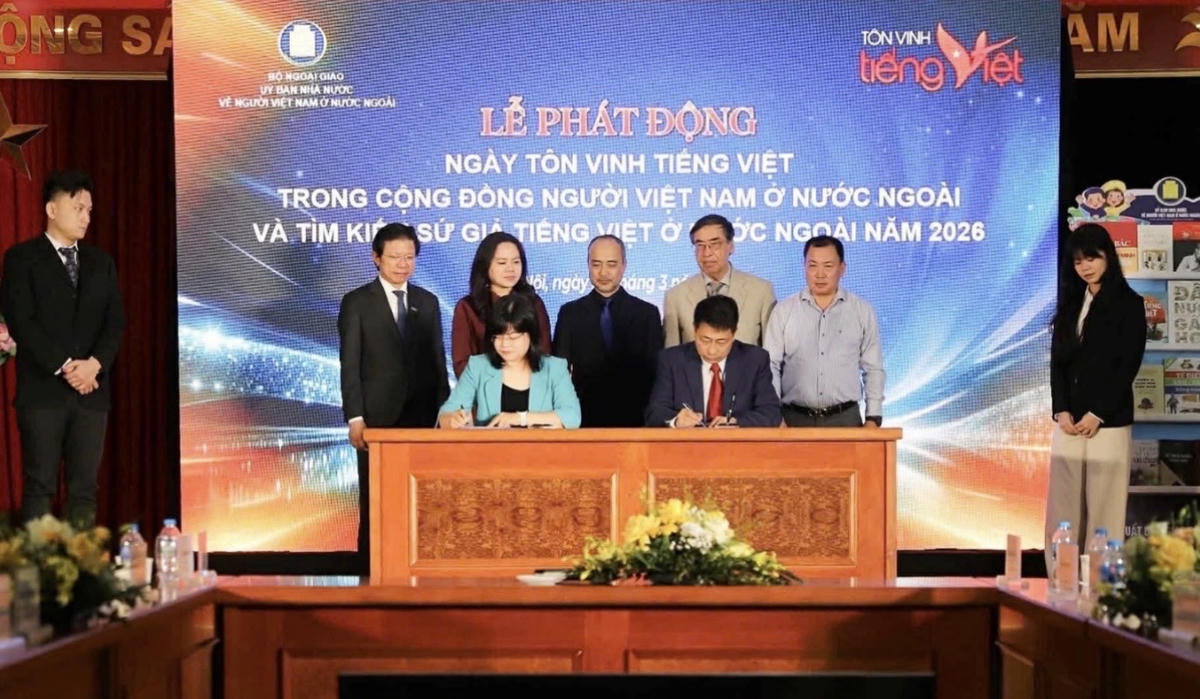Lãnh đạo NXBGDVN và Ban Truyền hình Đối ngoại – Đài truyền hình Việt Nam đã ký Thoả thuận hợp tác về việc tiếp tục triển khai chương trình tiếng Việt trên truyền hình trong giai đoạn mới.  