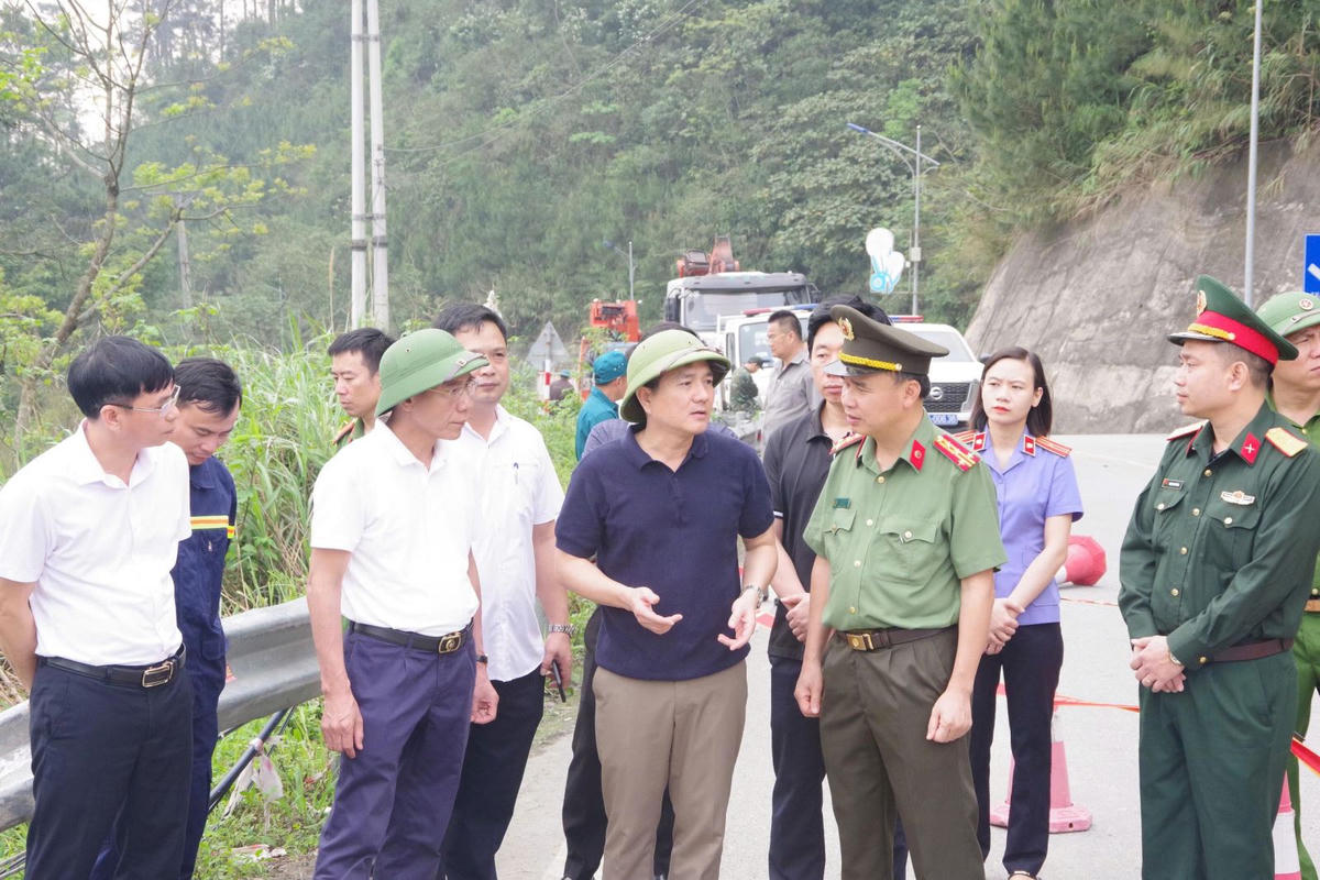 Ông Vũ Việt Văn - Phó Chủ tịch UBND tỉnh&nbsp; Phú Thọ chỉ đạo công tác cứu nạn, cứu hộ tại hiện trường. Ảnh: CAT Phú Thọ.