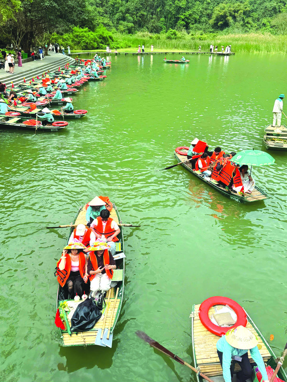 Bến thuyền Tràng An.