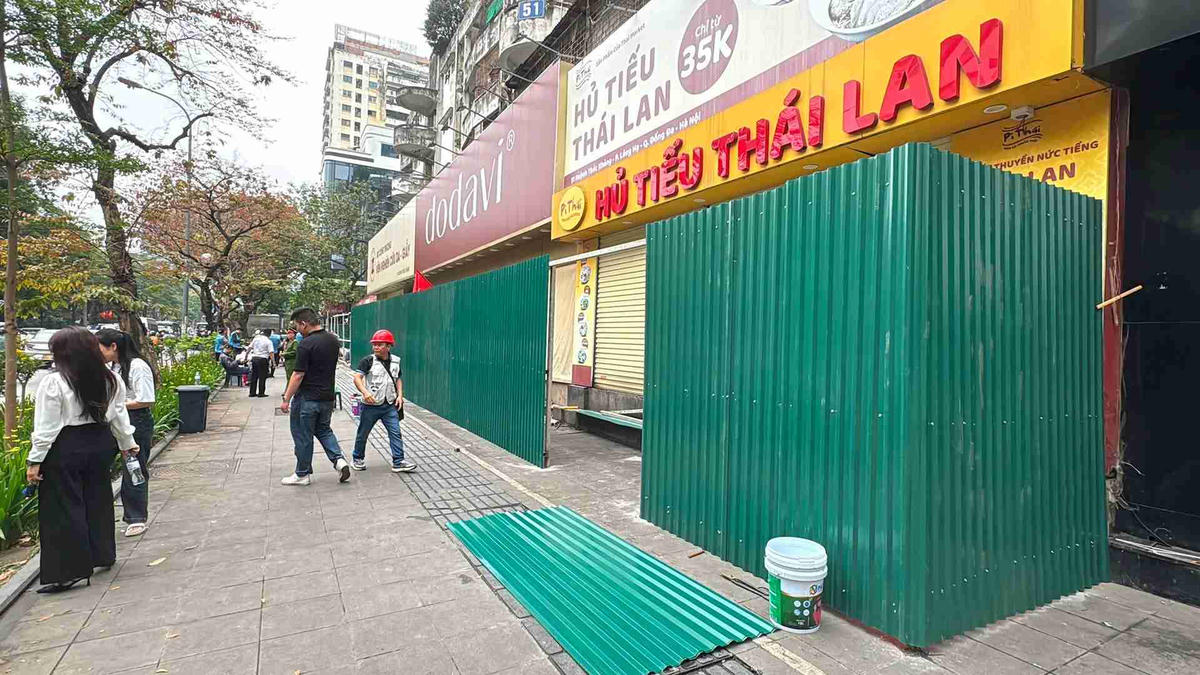 Lực lượng chức năng tổ chức rào tôn tại tầng 1 nhà 51 Huỳnh Thúc Kháng.Ảnh: Internet.