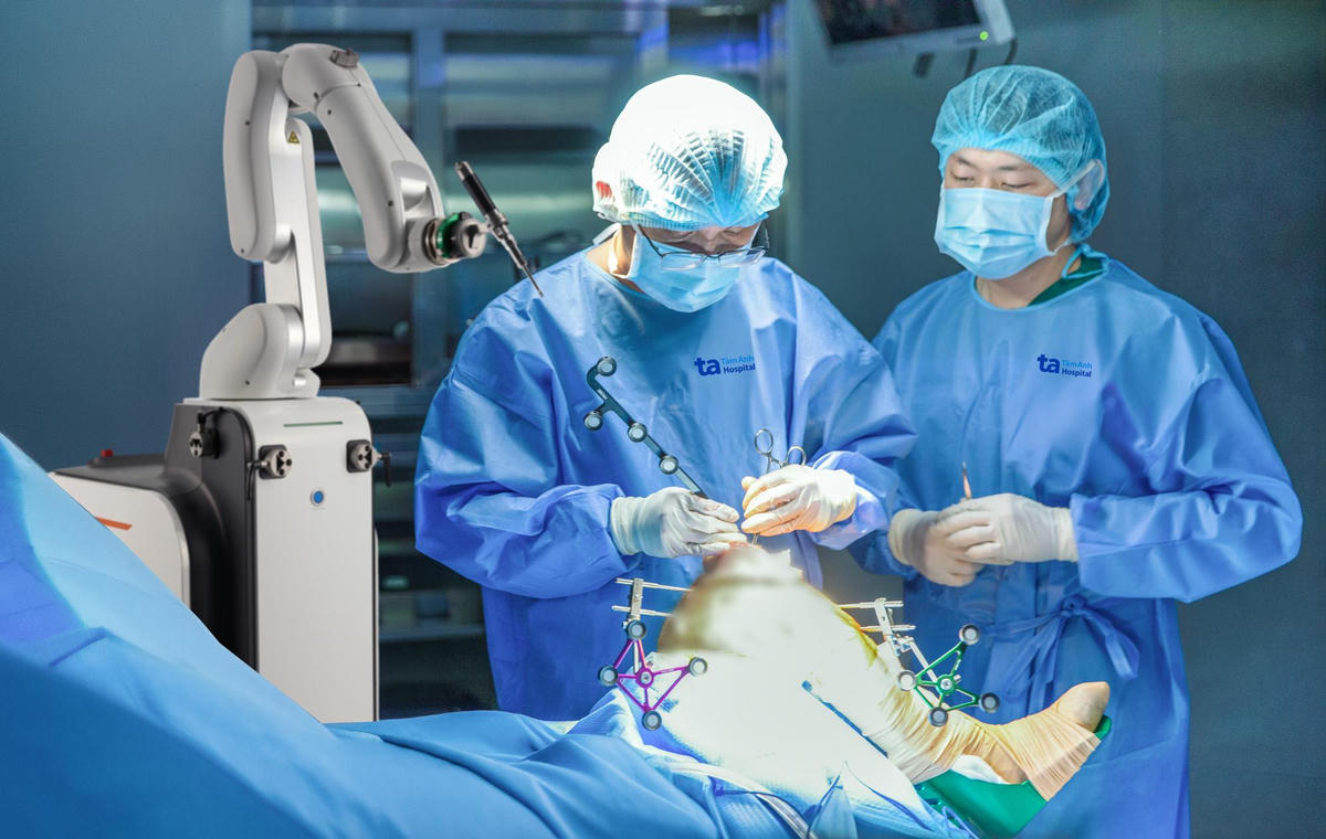 Bác sĩ đang phẫu thuật thay khớp gối cho người bệnh bằng Robot AI thế hệ mới CUVIS-Joint. Ảnh: Bệnh viện Đa khoa Tâm Anh

