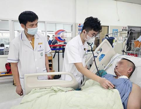 Bệnh nhân ngừng tim đột ngột được cấp cứu tại Bệnh viện Bạch Mai. 	ảnh: BVCC.