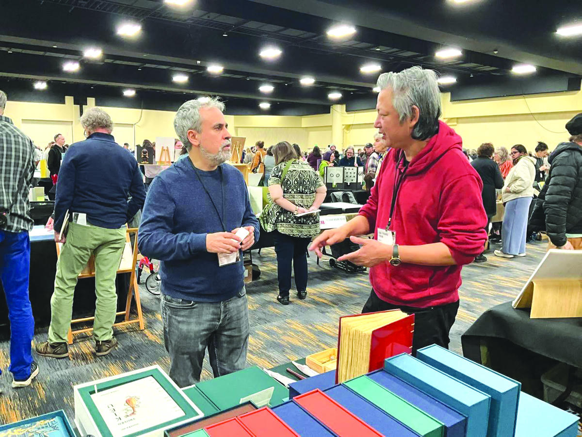 Họa sĩ Trần Đại Thắng giới thiệu những ấn bản sách thủ công đặc biệt của Đông A tại Hội chợ sách quốc tế CODEX 2026.