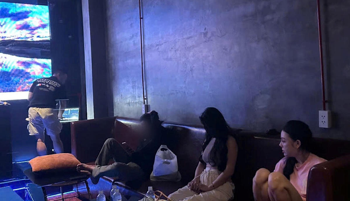 Các nam thanh, nữ tú phát hiện sử dụng ma túy trong quán karaoke. Ảnh: CA Đà Nẵng.